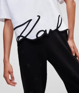 CAMISETA CON DOBLADILLO CARACTERÍSTICO