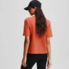 CAMISETA CON DOBLADILLO CARACTERÍSTICO CAMISETA CON DOBLADILLO CARACTERÍSTICO