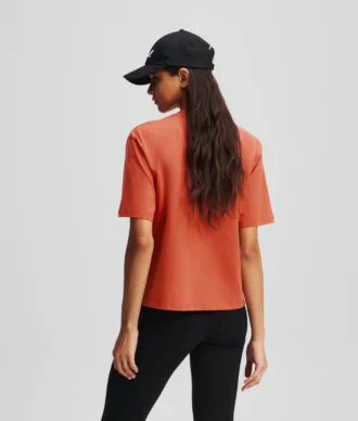 CAMISETA CON DOBLADILLO CARACTERÍSTICO