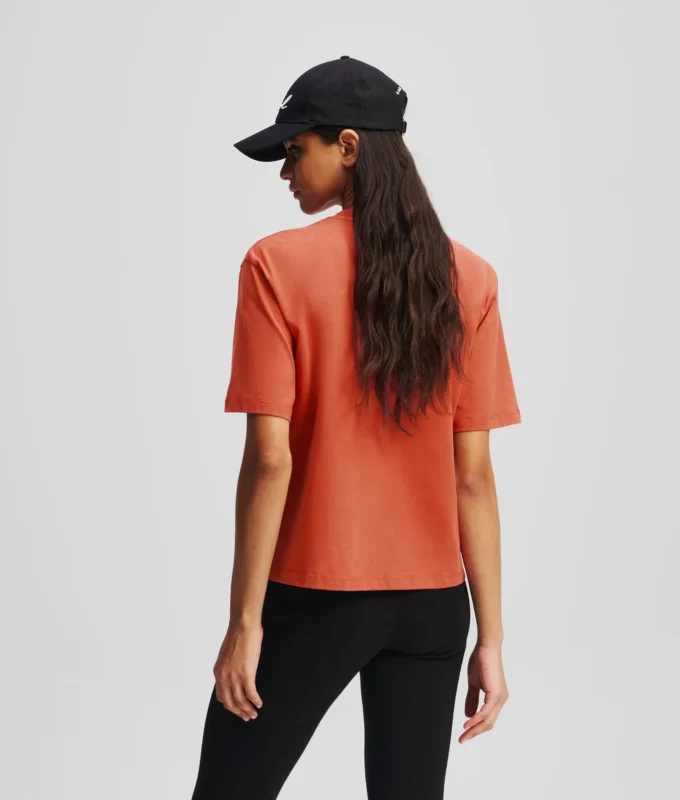 CAMISETA CON DOBLADILLO CARACTERÍSTICO CAMISETA CON DOBLADILLO CARACTERÍSTICO