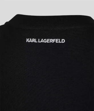 CAMISETA CON DOBLADILLO CARACTERÍSTICO