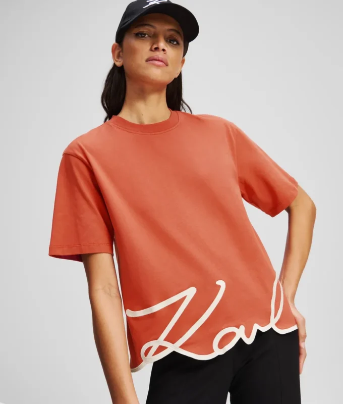 CAMISETA CON DOBLADILLO CARACTERÍSTICO CAMISETA CON DOBLADILLO CARACTERÍSTICO