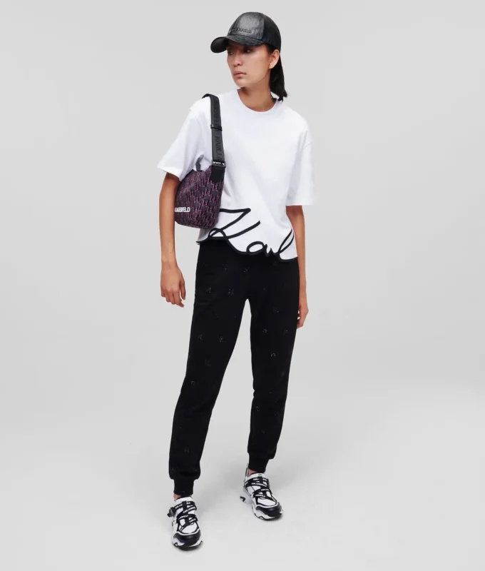 CAMISETA CON DOBLADILLO CARACTERÍSTICO CAMISETA CON DOBLADILLO CARACTERÍSTICO
