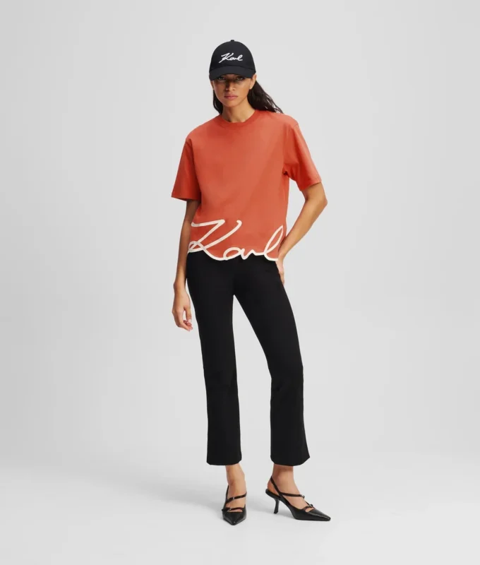CAMISETA CON DOBLADILLO CARACTERÍSTICO CAMISETA CON DOBLADILLO CARACTERÍSTICO