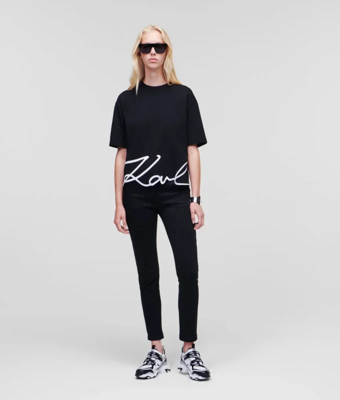 CAMISETA CON DOBLADILLO CARACTERÍSTICO CAMISETA CON DOBLADILLO CARACTERÍSTICO