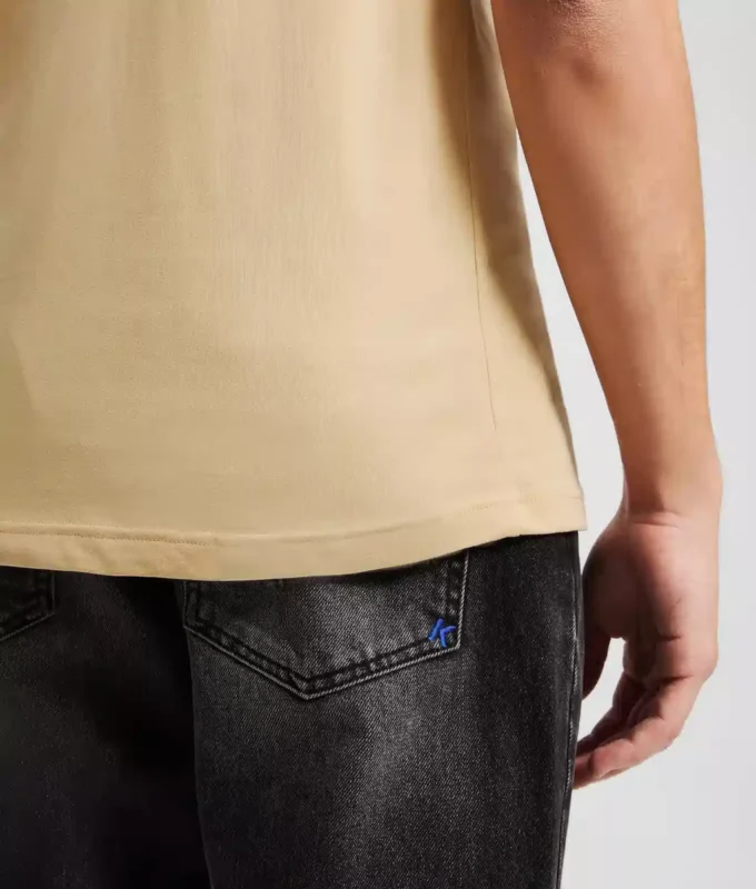 CAMISETA CON LOGOTIPO DE ANILLO CAMISETA CON LOGOTIPO DE ANILLO