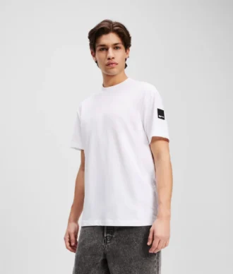 CAMISETA CON LOGOTIPO DE PARCHE