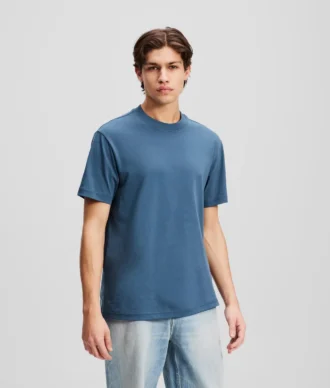 CAMISETA CON LOGOTIPO DE PARCHE