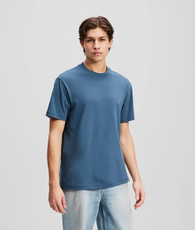 CAMISETA CON LOGOTIPO DE PARCHE CAMISETA CON LOGOTIPO DE PARCHE