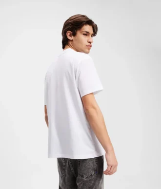 CAMISETA CON LOGOTIPO DE PARCHE