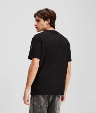 CAMISETA CON LOGOTIPO DE PARCHE