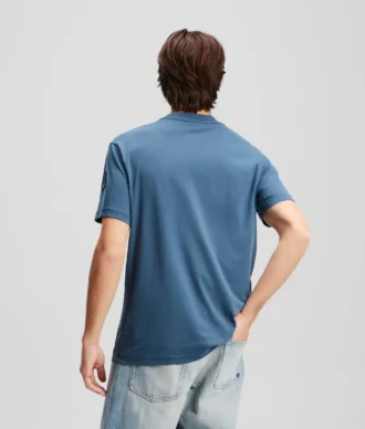 CAMISETA CON LOGOTIPO DE PARCHE