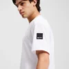 CAMISETA CON LOGOTIPO DE PARCHE CAMISETA CON LOGOTIPO DE PARCHE