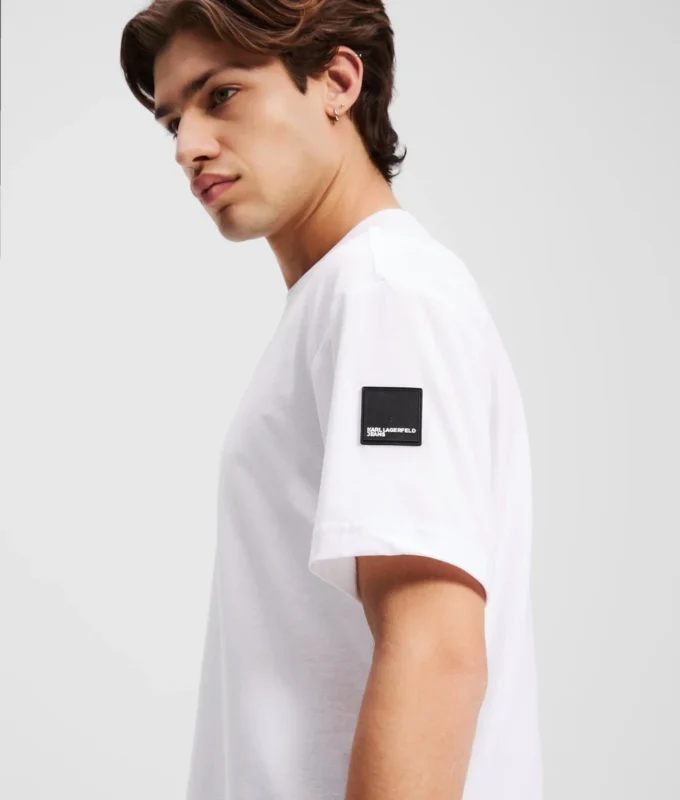 CAMISETA CON LOGOTIPO DE PARCHE CAMISETA CON LOGOTIPO DE PARCHE