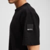CAMISETA CON LOGOTIPO DE PARCHE CAMISETA CON LOGOTIPO DE PARCHE