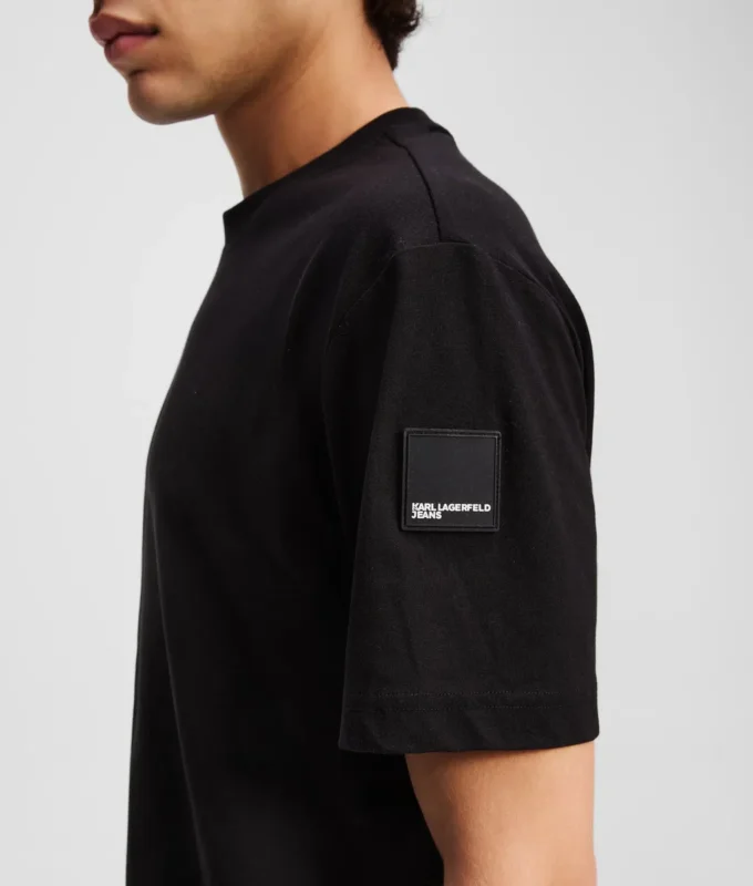 CAMISETA CON LOGOTIPO DE PARCHE CAMISETA CON LOGOTIPO DE PARCHE
