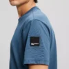 CAMISETA CON LOGOTIPO DE PARCHE CAMISETA CON LOGOTIPO DE PARCHE