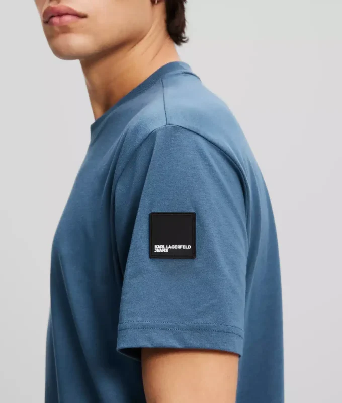 CAMISETA CON LOGOTIPO DE PARCHE CAMISETA CON LOGOTIPO DE PARCHE