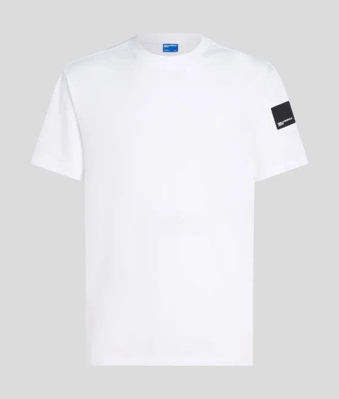 CAMISETA CON LOGOTIPO DE PARCHE CAMISETA CON LOGOTIPO DE PARCHE