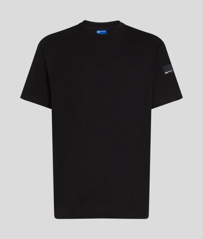 CAMISETA CON LOGOTIPO DE PARCHE CAMISETA CON LOGOTIPO DE PARCHE