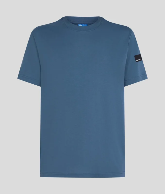 CAMISETA CON LOGOTIPO DE PARCHE CAMISETA CON LOGOTIPO DE PARCHE