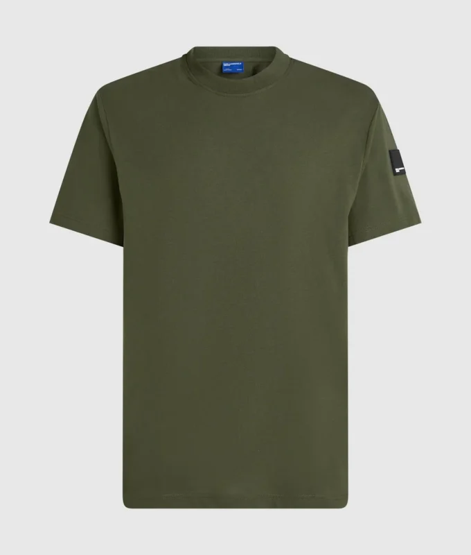 CAMISETA CON LOGOTIPO DE PARCHE CAMISETA CON LOGOTIPO DE PARCHE