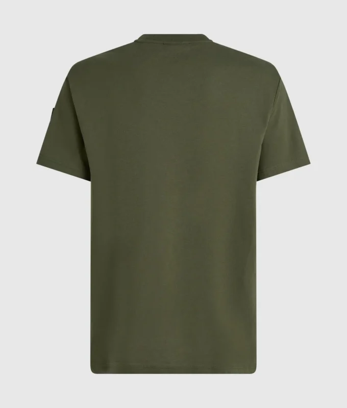 CAMISETA CON LOGOTIPO DE PARCHE CAMISETA CON LOGOTIPO DE PARCHE