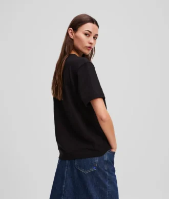 CAMISETA CON LOGOTIPO DESENFOCADO