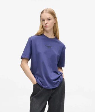 Camiseta con logotipo en el contorno