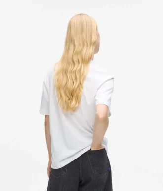 Camiseta con logotipo en el contorno