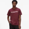 Camiseta con logotipo metálico