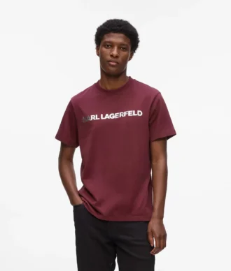 Camiseta con logotipo metálico
