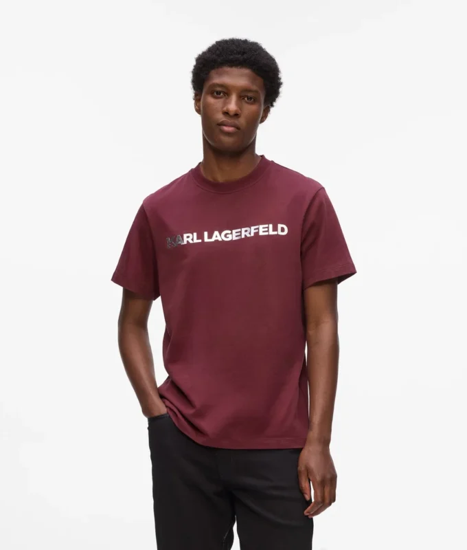 Camiseta con logotipo metálico