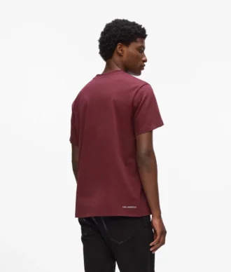Camiseta con logotipo metálico
