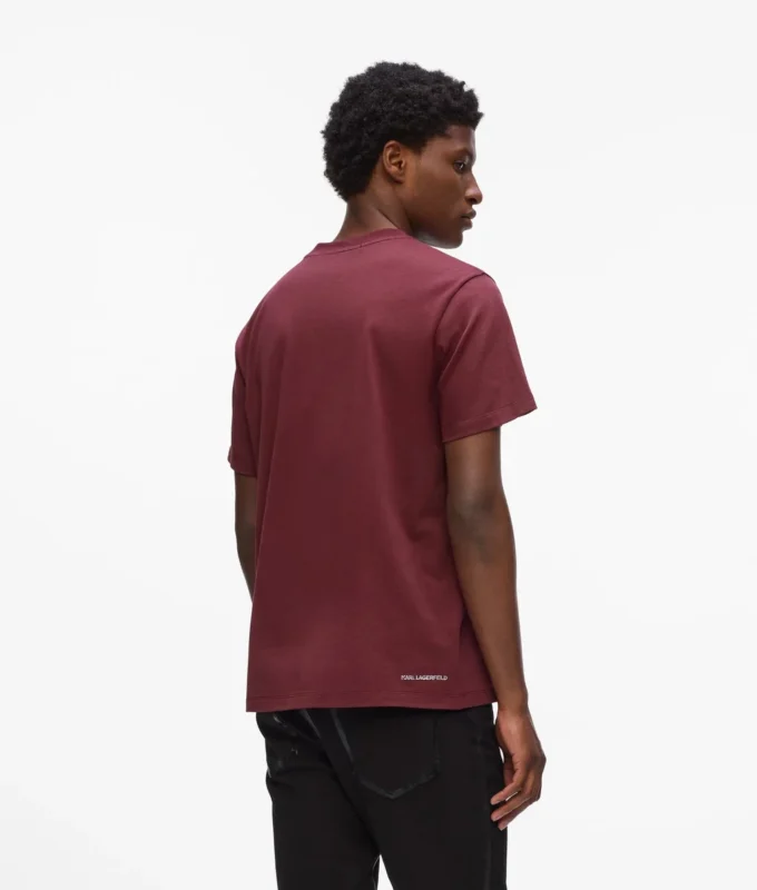 Camiseta con logotipo metálico