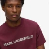 Camiseta con logotipo metálico