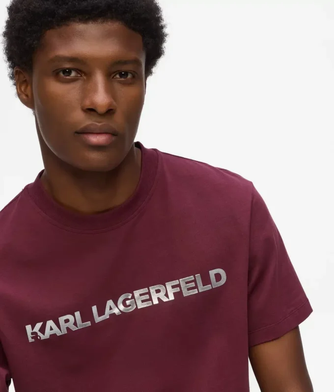 Camiseta con logotipo metálico
