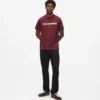 Camiseta con logotipo metálico