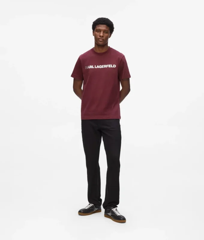 Camiseta con logotipo metálico
