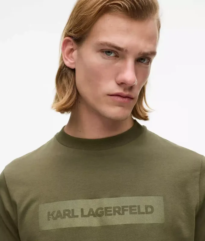 Camiseta con logotipo satinado