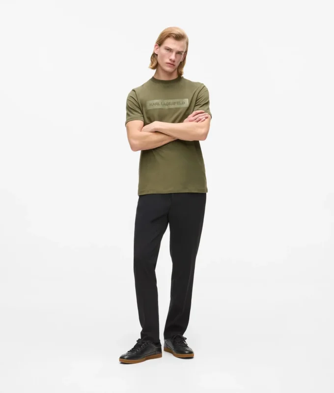 Camiseta con logotipo satinado
