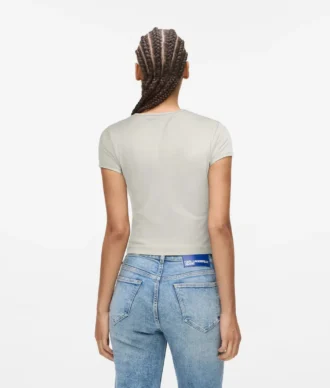 Camiseta con monograma y tachuelas