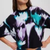 CAMISETA CORTA CON ESTAMPADO FLORAL CAMISETA CORTA CON ESTAMPADO FLORAL