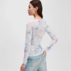 CAMISETA DE MALLA CON ESTAMPADO FLORAL CAMISETA DE MALLA CON ESTAMPADO FLORAL