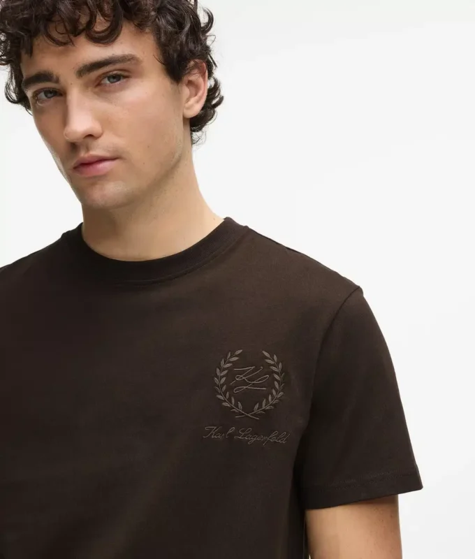 Camiseta de ropa de estar por casa con escudo