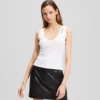 CAMISETA SIN MANGAS CON CUELLO EN V Y CANALETAS