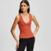 CAMISETA SIN MANGAS CON CUELLO EN V Y CANALETAS CAMISETA SIN MANGAS CON CUELLO EN V Y CANALETAS