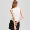 CAMISETA SIN MANGAS CON CUELLO EN V Y CANALETAS