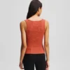 CAMISETA SIN MANGAS CON CUELLO EN V Y CANALETAS CAMISETA SIN MANGAS CON CUELLO EN V Y CANALETAS