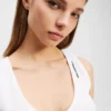 CAMISETA SIN MANGAS CON CUELLO EN V Y CANALETAS